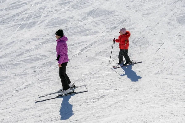 Salanga Kemerovo Region March 2017 Mom Daughter Skiing Side Mountain — Stock Photo, Image