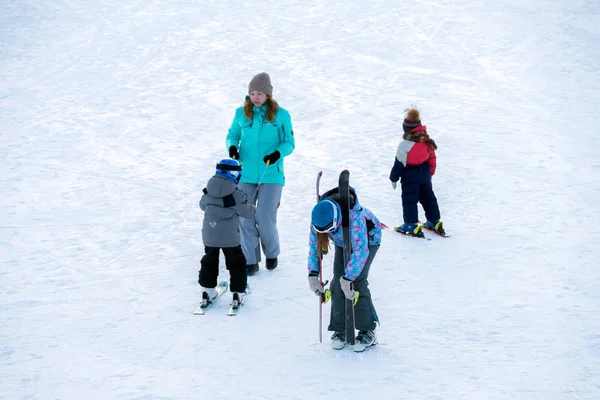 Salanga Kemerovo Region January 2017 Parents Children Skiing Mountainside Weekend — Stock Photo, Image