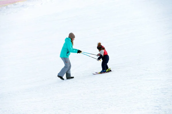 Salanga Kemerovo Region January 2017 Mom Teaches Her Daughter Ski — Stock Photo, Image