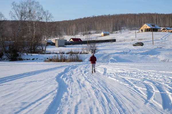 Einem Sonnigen Wintertag Flieht Das Mädchen Über Den Zugefrorenen See — Stockfoto