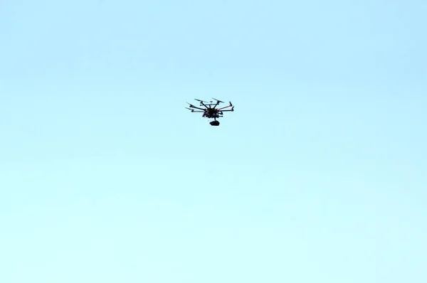 無人機 カメラ映像伝送とクアッド ヘリコプター ターコイズ ブルーの空にそびえてください — ストック写真