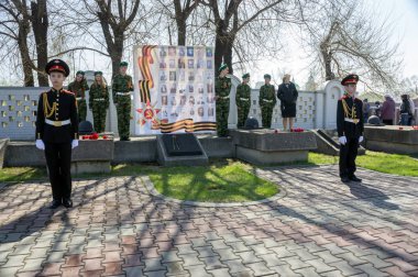 Krasnoyarsk, Krasnoyarsk Bölgesi / Rf - 9 Mayıs 2018: öğrenciler Zafer Anıtı şeref kıtası Zafer Bayramı kutlamaları sırasında stand. Krasnoyarsk. Krasnoyarsk Bölgesi. Rusya.