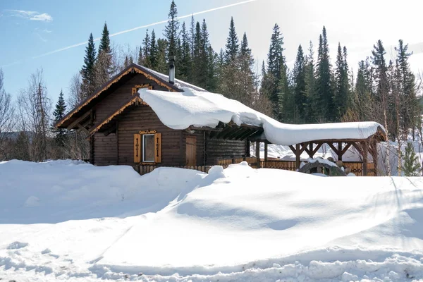 Fából Készült Ház Áll Fehér Snowdrifts Hátterében Fenyő Erdő Között — Stock Fotó