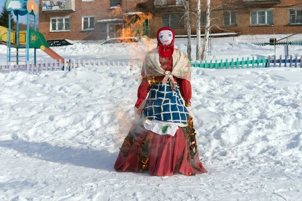Effigy Shrovetide Russian Folk Costume Burned Snow Traditional National Holiday — Stock Photo, Image