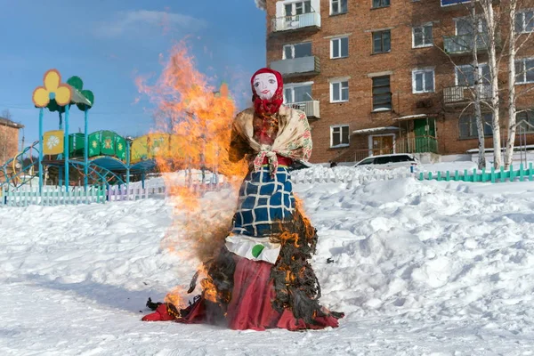 러시아 의상에서 Shrovetide의 러시아 어머니 겨울에서 전통적인 — 스톡 사진