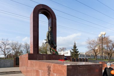 Krasnoyarsk, Krasnoyarsk Bölgesi /Rf - 9 Mayıs 2018: asker-internationalists bahar Krasnoyarsk şehrin Igarskaya sokakta anıt. Mimar S.Gerashchenko, heykeltraş B.Musat.