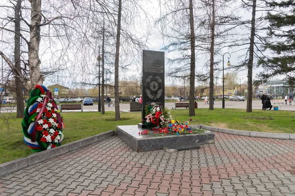 チェルノブイリ事故の犠牲者とその結果の清算人の記念碑は 1997 年にクラスノヤルスクで勝利広場で開設 — ストック写真