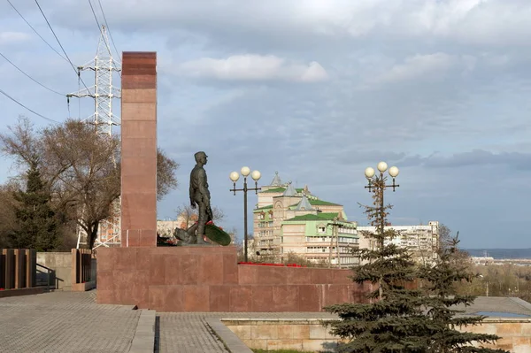 Monument Voor Soldaten Internationalisten Tegen Achtergrond Van Stad Huis Van — Stockfoto