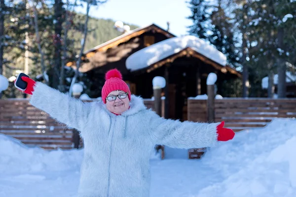 Neşeli Kadın Anlamına Gelir Mutlu Bir Şekilde Snowdrifts Orman Arasında — Stok fotoğraf