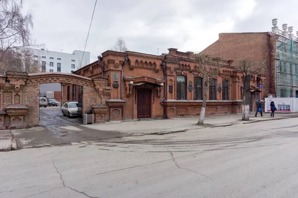 医生协会 1888 克拉斯诺亚尔斯克市医院的历史砖建筑 克拉斯诺亚尔斯克州 俄罗斯 — 图库照片