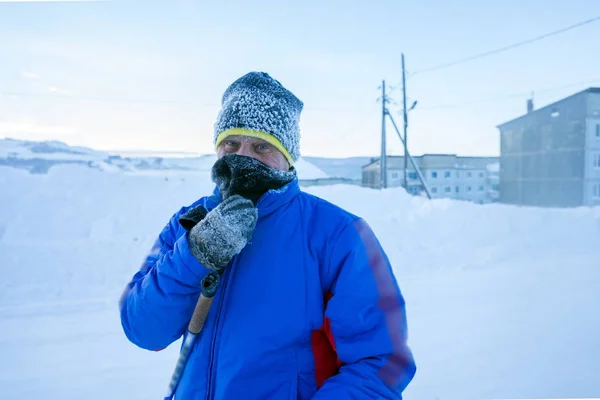 Male Skier Standing Winter Street Front Residential Buildings Very Frosty — Stock Photo, Image