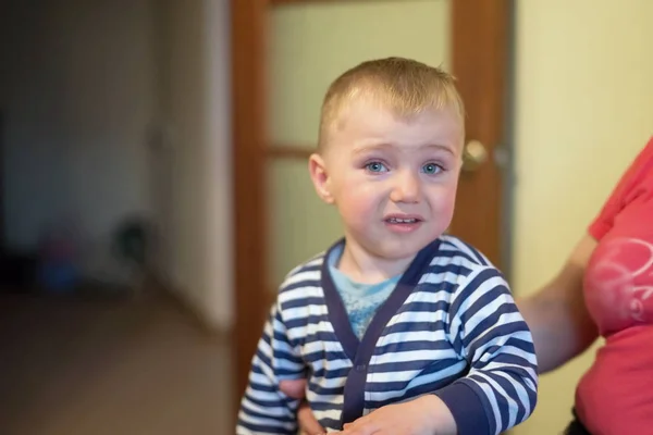 Niño Pequeño Con Una Expresión Rostro Quejumbroso Quiere Llorar Sienta — Foto de Stock