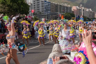 Santa-Kruz-De-Tenerife, İspanya - Mart 6,2014: renkli sanatçılar Karnaval sırasında seyirciler önünde dans. 