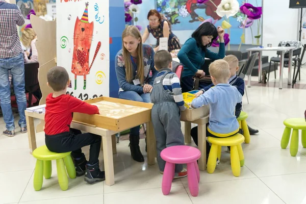 Krasnoyarsk Região Krasnoyarsk Outubro 2018 Crianças Brincam Sob Supervisão Adultos — Fotografia de Stock