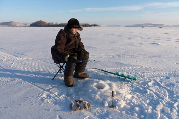Winter Fishing Woman Fisherman Catches Fish Hole Large Frozen Lake — Stock Photo, Image