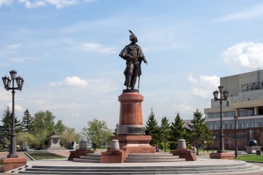 Anıt önünde büyük konser salonunda bahar Krasnoyarsk şehir meydanında N.P. Rezanov (1799-1881) devlet adamı. Rusya.
