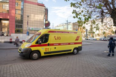 Sarı ambulans duruyor bir semt Luch cinemain arka planı cadde üzerinde sonbahar.
