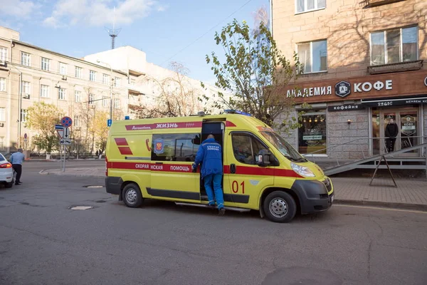 Врач Заберется Желтую Скорую Которая Стоит Проспекте Мира Центре Красноярска — стоковое фото