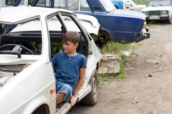 Niño Años Sienta Coche Desmontado Basurero Viejos Coches Abandonados Soleado — Foto de Stock