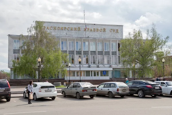 クラスノヤルスク クラスノヤルスク地方 2017 春の曇り日にミラ アベニューにそれの前に駐車場とクラスノヤルスク地域 1973 の裁判所 — ストック写真