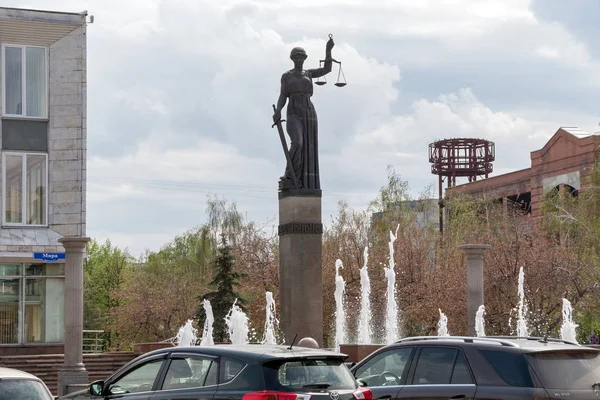 Krasnoyarsk Krasnoyarsk Region May 2017 Fountain Statue Themis Goddess Justice — Stock Photo, Image