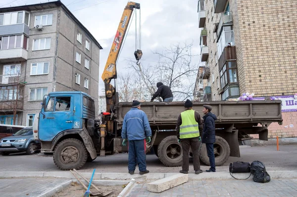 Krasnoyarsk Krasnoyarsk Bölgesi Ekim 2018 Işçi Krasnoyarsk Şehir Greening Bir Stok Fotoğraf