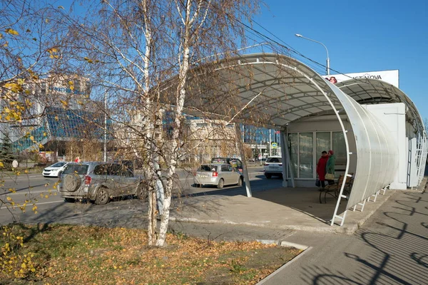 Krasnoyarsk Región Krasnoyarsk Octubre 2018 Dos Mujeres Están Esperando Autobús — Foto de Stock