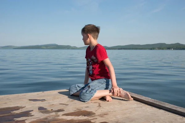 Boy Years Old Sits Wooden Pier Looks Water Lake Sunny — Stock Photo, Image