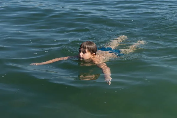 Een Jongen Van Jaar Oud Zwemmen Het Blauwe Water Van — Stockfoto