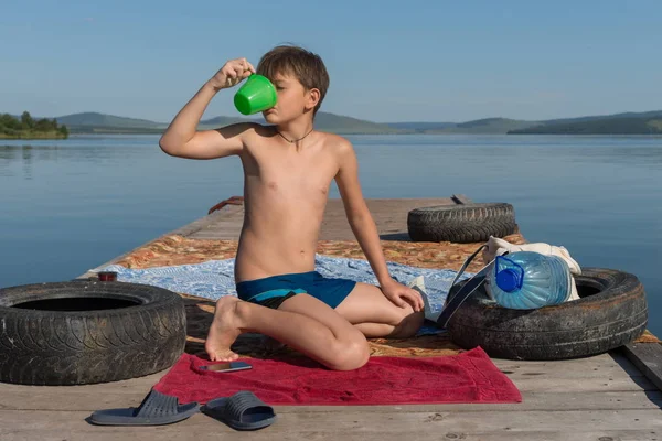 Pojke Gammal Släcka Sin Törst Med Vattnet Från Mugg Sitter — Stockfoto