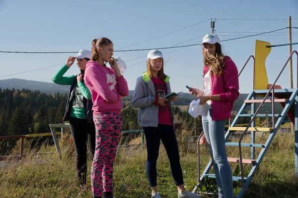 Belogorsk Kemerovo Region September 2015 Gadis Remaja Berkomunikasi Taman Bermain — Stok Foto