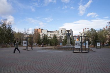 Krasnoyarsk, Krasnoyarsk Bölgesi / Rf - 30 Ekim 2018: Surikov kare, büyük Rus sanatçı V.İ Surikov (1848-1916) Krasnoyarsk şehir Lenin Caddesi üzerinde bir anıt.