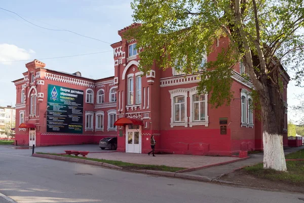 アチンスク クラスノヤルスク地方 2017 事務所ビルのクラスノヤルスク州立農地大学を分岐します 1917 年に教師の神学校として建てられた建物します 地域の文化遺産のオブジェクト — ストック写真