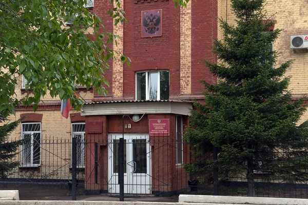 クラスノヤルスク クラスノヤルスク地方 2017 古いへの入り口春の軍事検察庁とこのホテルの近隣には トウヒとクラスノヤルスク駐屯地の裁判所の建物 1913 — ストック写真