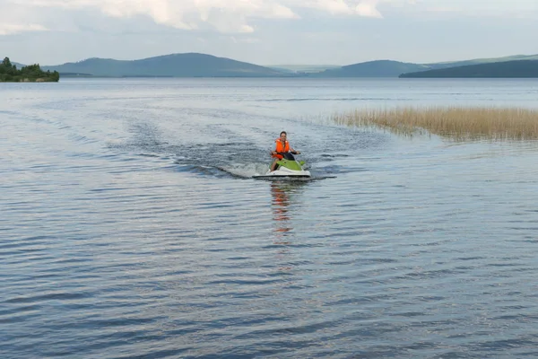 Een Jonge Man Een Zwemvest Rijdt Een Water Fiets Aan — Stockfoto