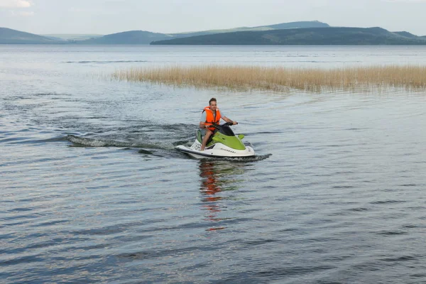 Jonge Man Een Oranje Zwemvest Snel Rijdt Een Water Fiets — Stockfoto