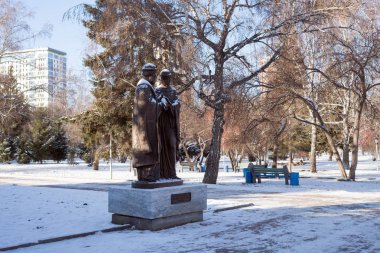 Aziz Peter ve Fevronia - evlilik ve aile patronları ve sevgi ve sadakat ayakta bir kış parkta sembolleri anıt. Novosibirsk, Novosibirsk Region, Rusya Federasyonu.