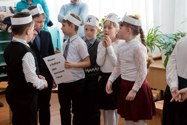 Belogorsk Wilayah Kemerovo Maret 2018 Anak Anak Sekolah Memutuskan Bersama — Stok Foto