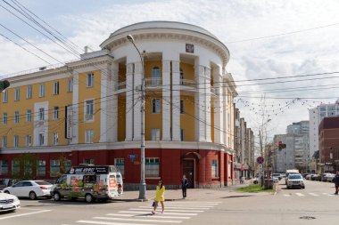 Krasnoyarsk, Krasnoyarsk bölgesi / Rf - 5 Mayıs 2017: Stalin döneminden Karatanov Street ve Prospekt Mira Krasnoyarsk eski merkezi olarak inşa edilen binanın görünümü.