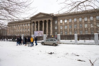 Novosibirsk, Novosibirsk bölgesi / Rf - 8 Kasım 2017: bir grup öğrenci taşıma İnşaat kışın Novosibirsk elektromekanik kolejin eğitim kurumu yakın duran.