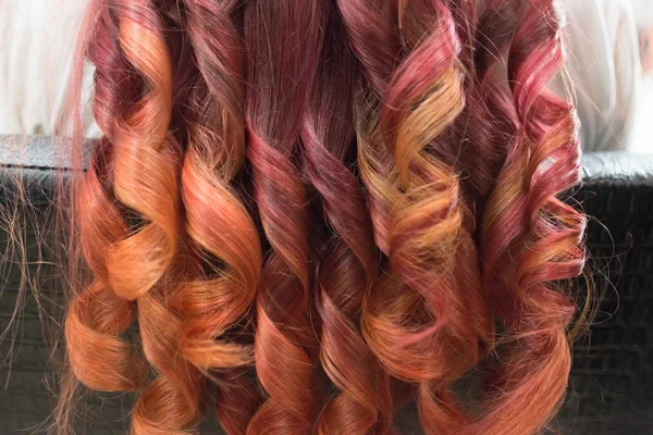 Jasne Kręcone Zamki Długie Włosy Brokatem Crimson Czerwony — Zdjęcie stockowe