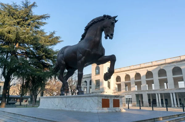 Milan, İtalya San Ser bölgesinde eski Hipodrom Leonardo Da Vinci tarafından bir at heykeli.