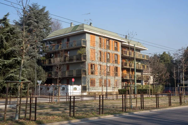 이탈리아 밀라노의 San Siro 지역에있는 도로에있는 아파트 건물의 — 스톡 사진