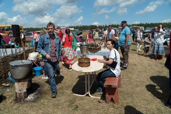 帕奈亚 沙里波夫斯基区 克拉斯诺亚尔斯克地区 2019年7月5日 在夏季民族节日卡拉塔格在大湖岸边 妇女坐在户外咖啡馆的桌子旁 — 图库照片