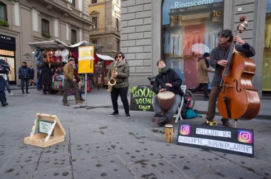Floransa / İtalya - 26 Ocak 2019: Üç müzisyen şehrin turistik alışveriş caddesinde para kazanıyor.