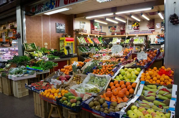 피렌체 이탈리아 2019년 23일 이탈리아 가게에서 판매하는 카운터에 과일이 있습니다 — 스톡 사진