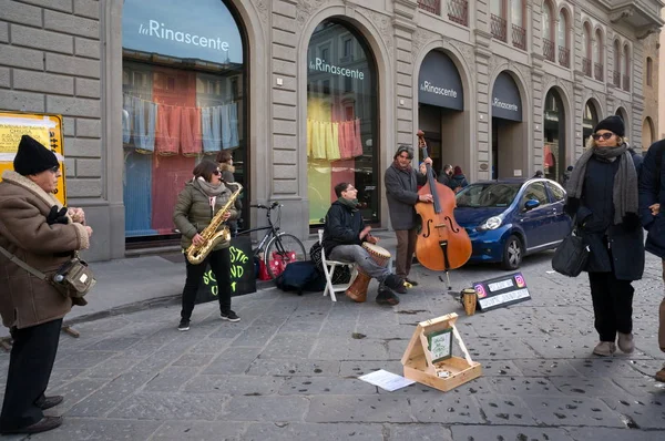 Firenze Italia Gennaio 2019 Gente Passa Davanti Trio Musicisti Che — Foto Stock