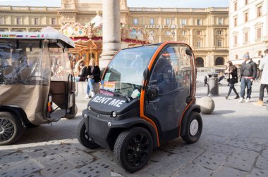 Floransa, Toskana / İtalya - 26 Ocak 2019: Kiralık elektrikli araba Plenty (1431) sütununun yakınında Cumhuriyet meydanında (ital. Piazza della Repubblica) turistleri bekliyor).