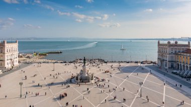 Lizbon Ticaret meydanına gözlem güvertesinden Panoramik görünümü, Açık güneşli bir günde Portekiz, bulutlar ile mavi gökyüzü, deniz manzarası, gemiden güzel bir iz üzerinde