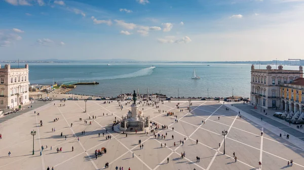 Lizbon Ticaret meydanına gözlem güvertesinden Panoramik görünümü, Açık güneşli bir günde Portekiz, bulutlar ile mavi gökyüzü, deniz manzarası, gemiden güzel bir iz üzerinde